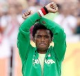 Feyisa Liles, da Etiópia, faz gesto que gerou polêmica. Foto:Robert F. Bukaty/Associated Press
